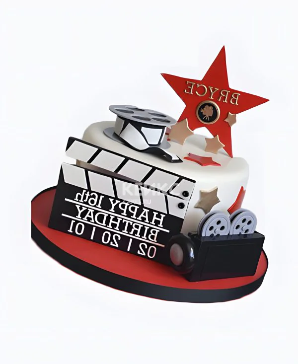 Четный торт с хлопушкой и белой надписью Фото