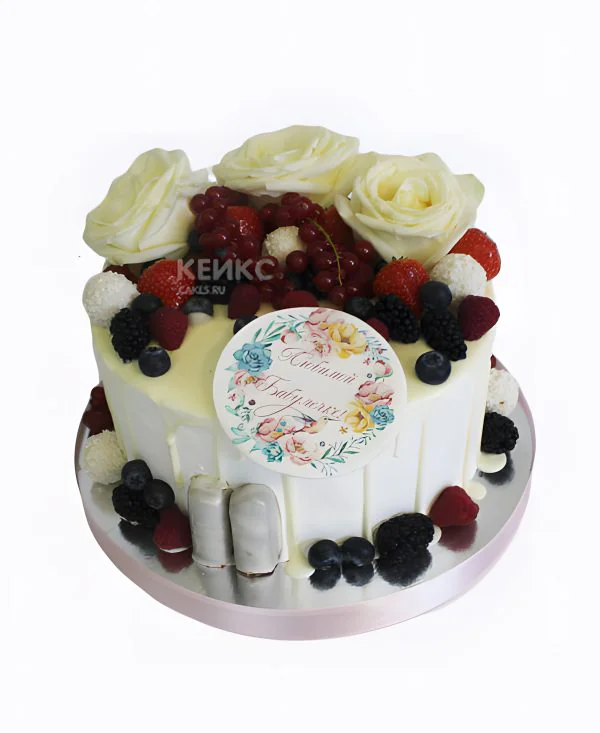 Необычный белый торт с цветами и ягодами Необычный белый торт с цветами и ягодами Фото