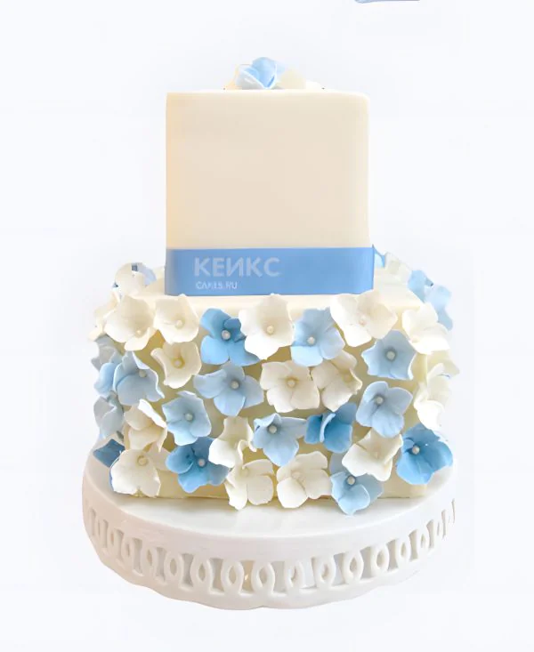 Белый торт с синими цветами Фото