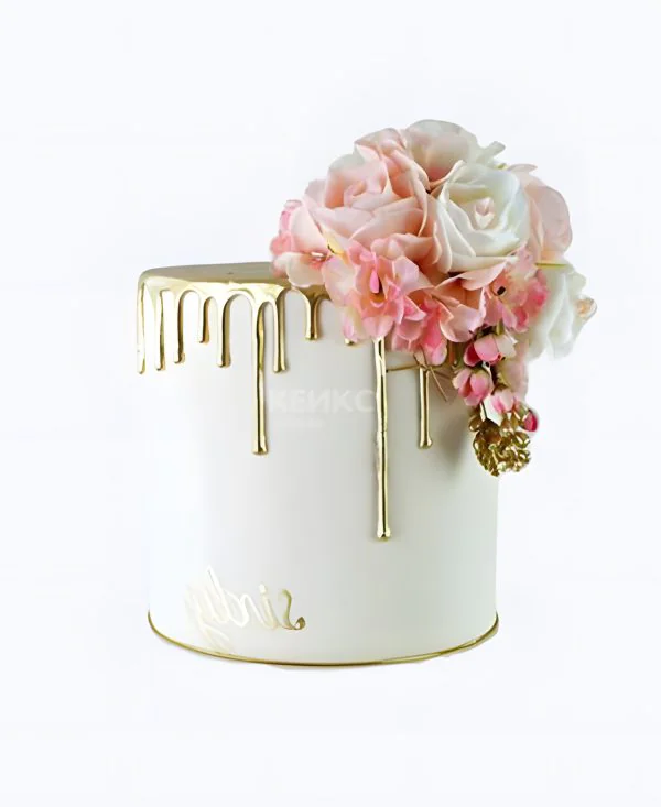Белый торт с золотыми подтёками и цветами Фото