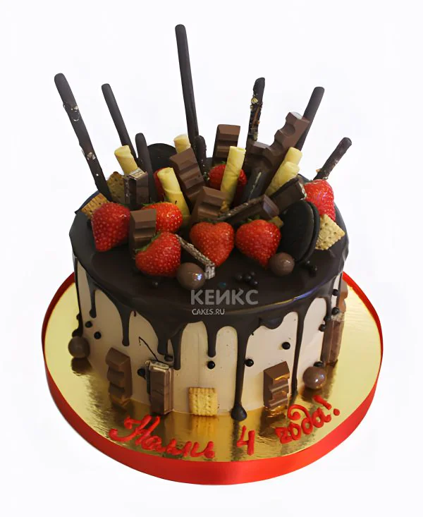 Золотистый торт со сладостями и клубникой Золотистый торт со сладостями и клубникой Фото