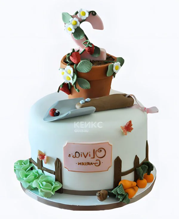 Торт дача с цветком и лопаткой из мастики Фото