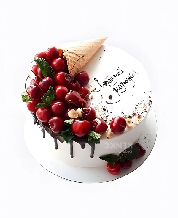 Белый торт с рожком с вишнями Белый торт с рожком с вишнями Фото