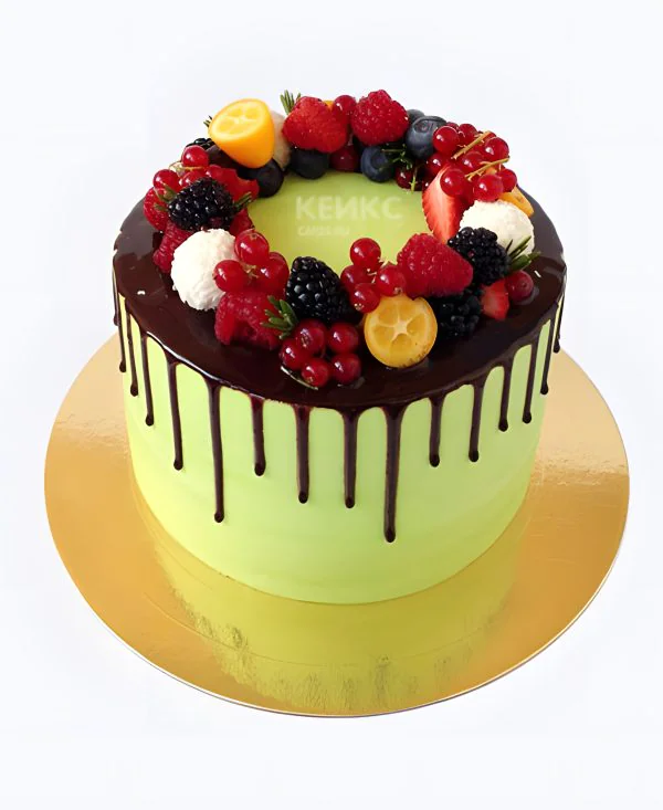 Желтый торт с шоколадной глазурью и яркими фруктами Желтый торт с шоколадной глазурью и яркими фруктами Фото