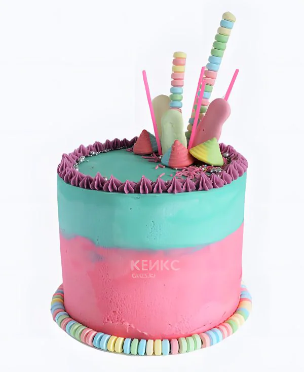 Розово-голубой торт со сладкими украшениями Розово-голубой торт со сладкими украшениями Фото