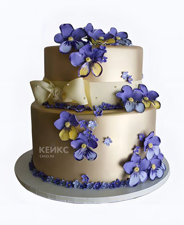 Золотой торт с фиолетовыми цветами Золотой торт с фиолетовыми цветами Фото
