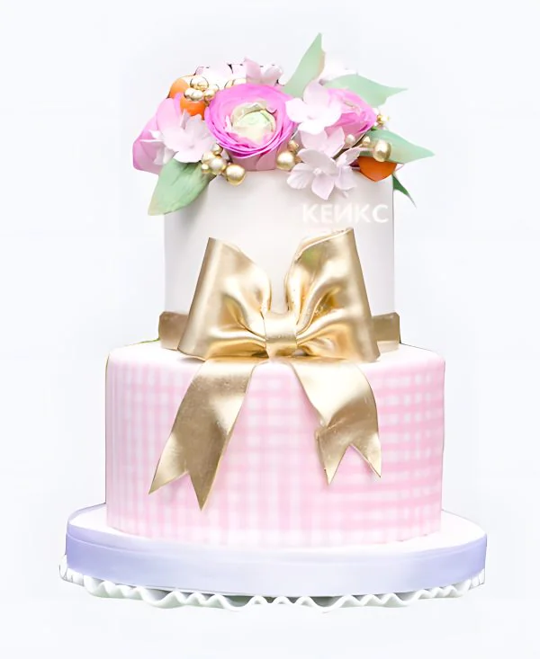 Торт двухэтажный с золотым бантом и цветами Фото