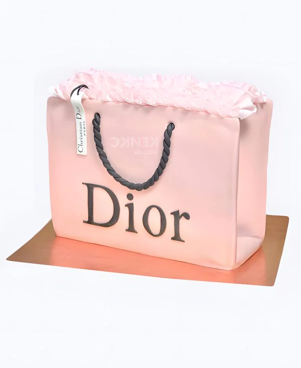 Торт в виде розового пакета Dior Торт в виде розового пакета Dior Фото