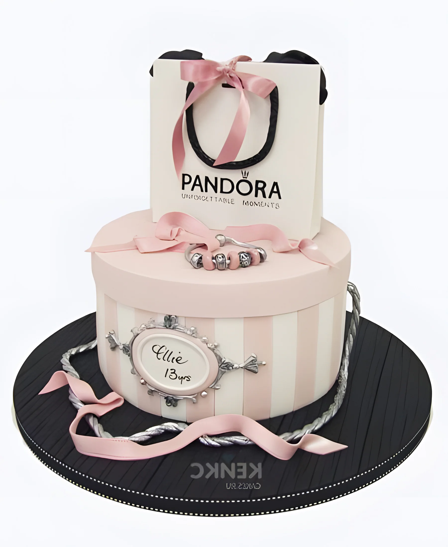Торт в виде розовой коробки с пакетиком Пандора Фото