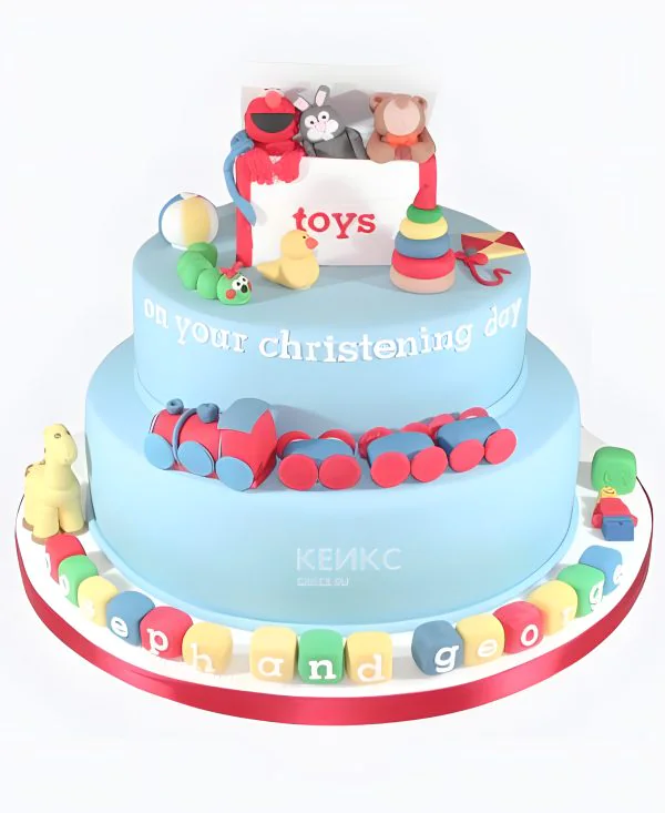 Яркий торт с игрушками и кубиками с буквой Фото