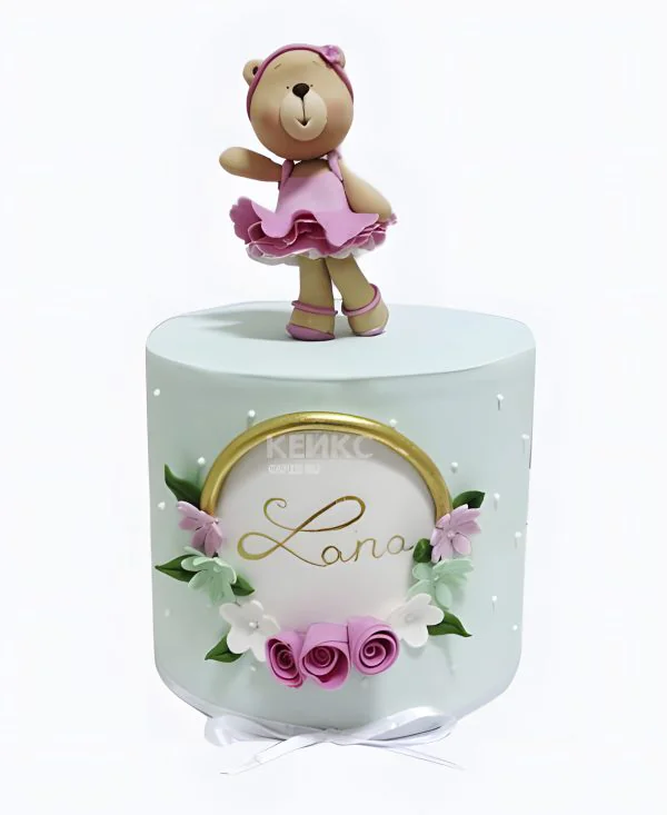 Нежный торт с мишкой-танцовщицей Фото