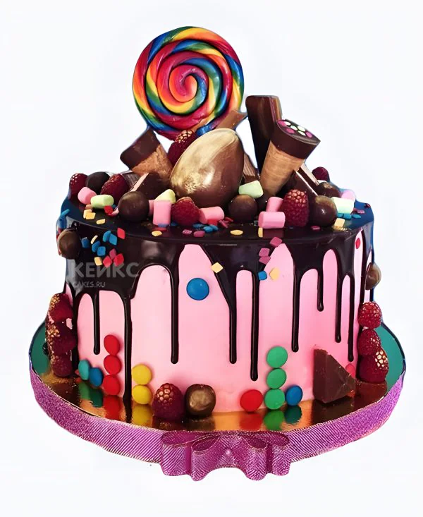 Розовый торт с шоколадной глазурью и сладостями Розовый торт с шоколадной глазурью и сладостями Фото