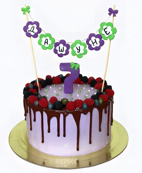 Милый фиолетовый торт с ягодой и гирляндой Фото