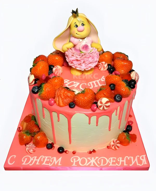 Красочный торт с ягодами и глазурью Фото