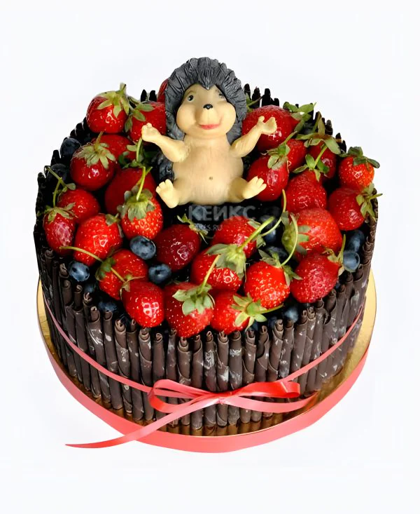 Милый торт с ежиком в ягодах Милый торт с ежиком в ягодах Фото