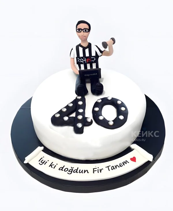 Черно-белый торт со спортсменом и цифрами Черно-белый торт со спортсменом и цифрами Фото