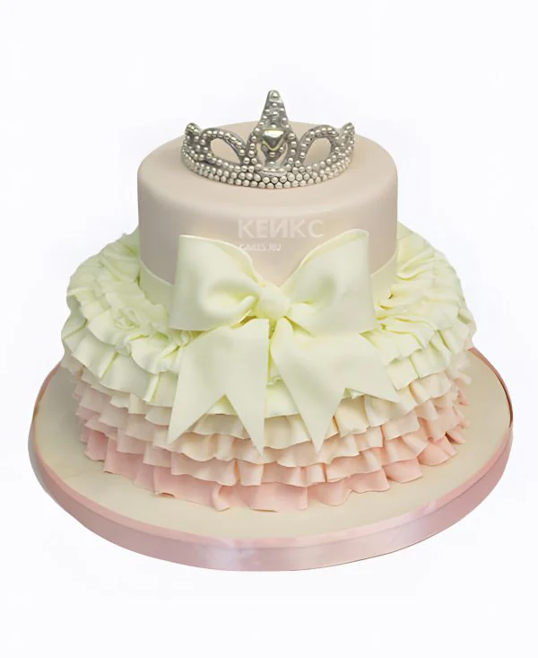 Нежный торт с сияющей короной и бантом Нежный торт с сияющей короной и бантом Фото