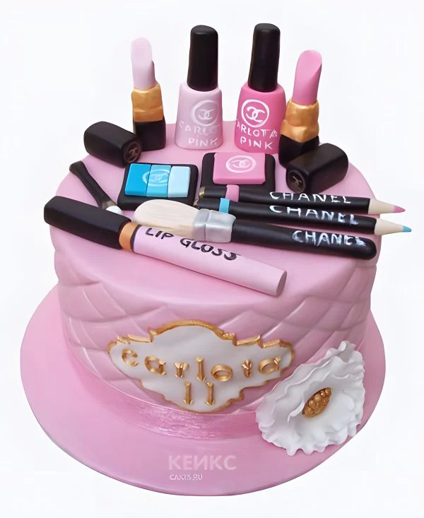 Розовый торт с косметикой и белым цветком Розовый торт с косметикой и белым цветком Фото