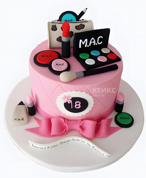 Розовый торт с бантом и косметикой Розовый торт с бантом и косметикой Фото
