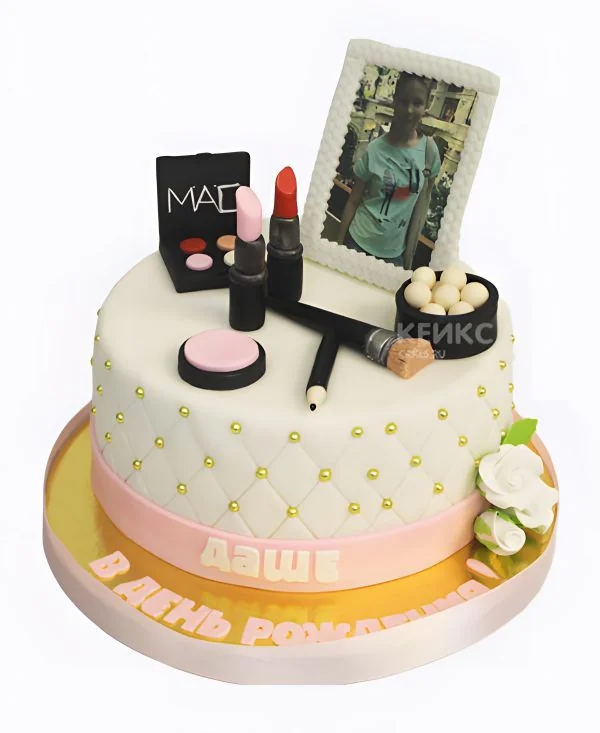 Белый торт с жемчужинами и косметикой Белый торт с жемчужинами и косметикой Фото