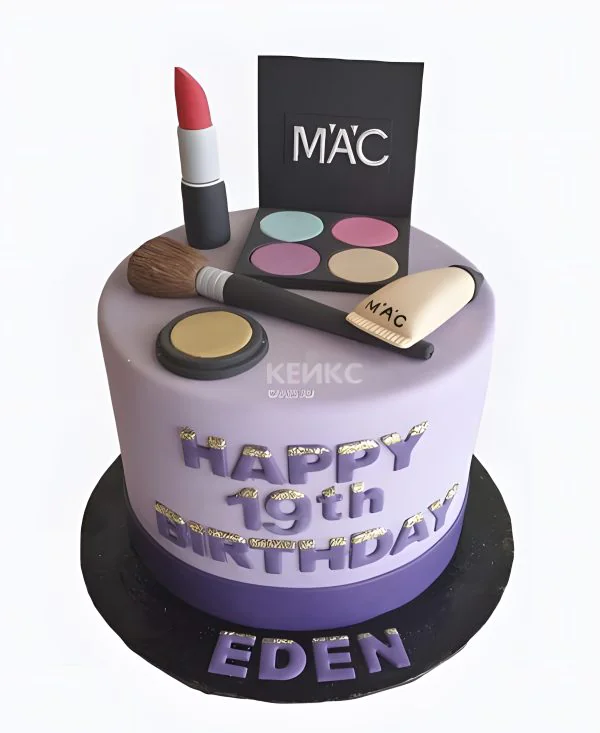 Фиолетовый торт с надписью и косметикой Фиолетовый торт с надписью и косметикой Фото
