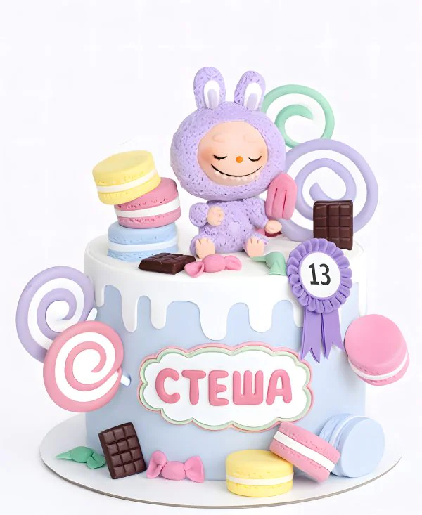 Торт Лабубу в пастельных тонах со сладостями Фото