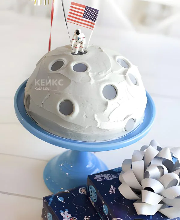 Торт в виде луны с флагом Фото