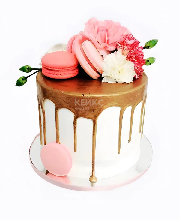 Маленький торт с макарунами Маленький торт с макарунами Фото
