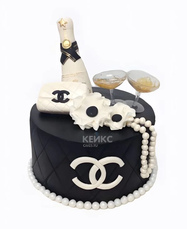 Маленький торт с украшениями на день рождения Маленький торт с украшениями на день рождения Фото