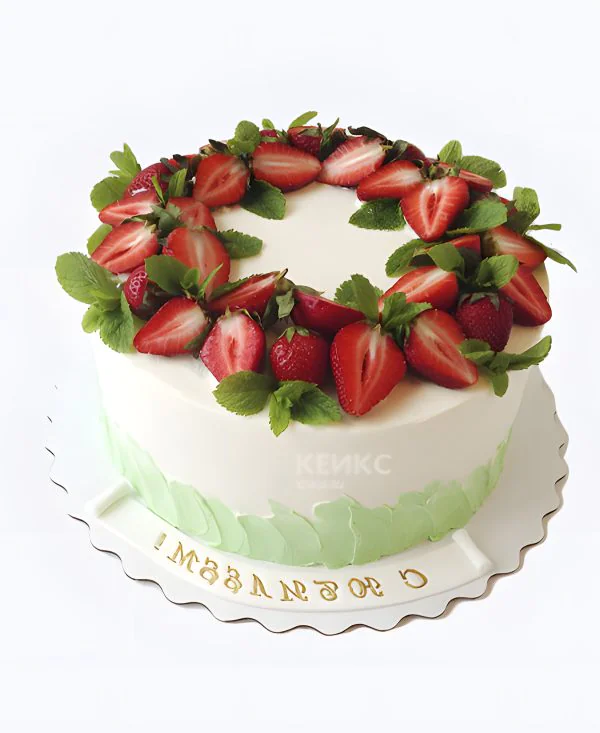 Нежный белый торт с клубникой и мятой Нежный белый торт с клубникой и мятой Фото