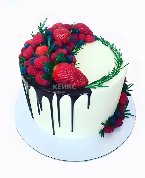 Белый торт с ягодами и зеленой веточкой Фото
