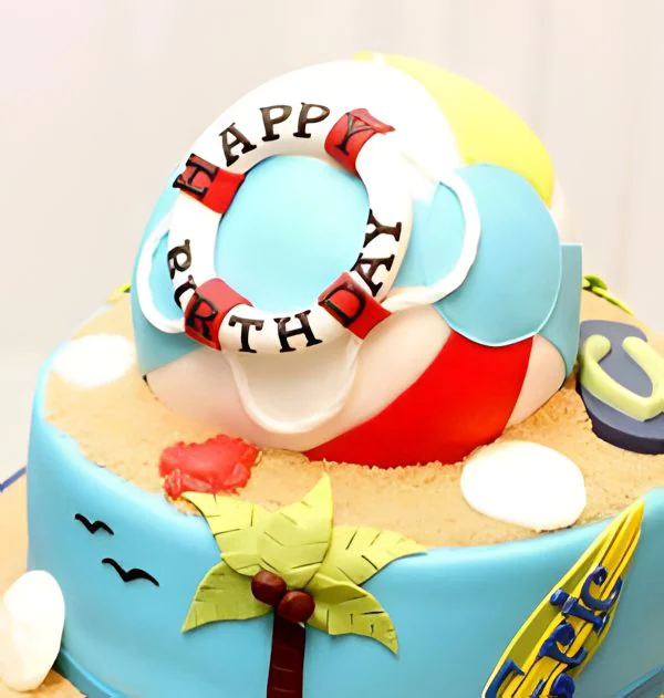 Торт море с мячом и пальмой Фото