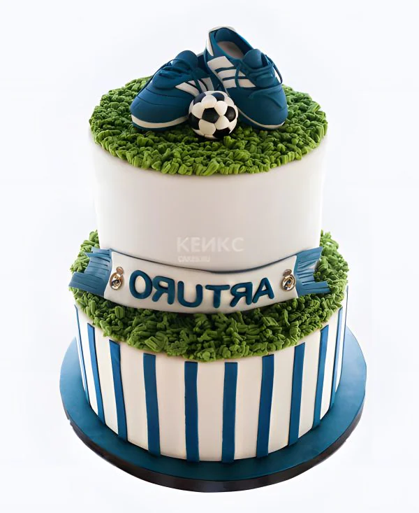Двухъярусный торт с бутсами и футбольным мячом Двухъярусный торт с бутсами и футбольным мячом Фото