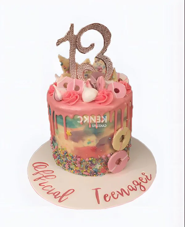 Оригинальный торт с розовыми сладостями и цифрами Фото