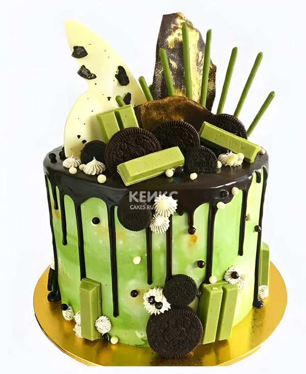 Стильный зеленый торт со сладостями и шоколадной глазурью Фото