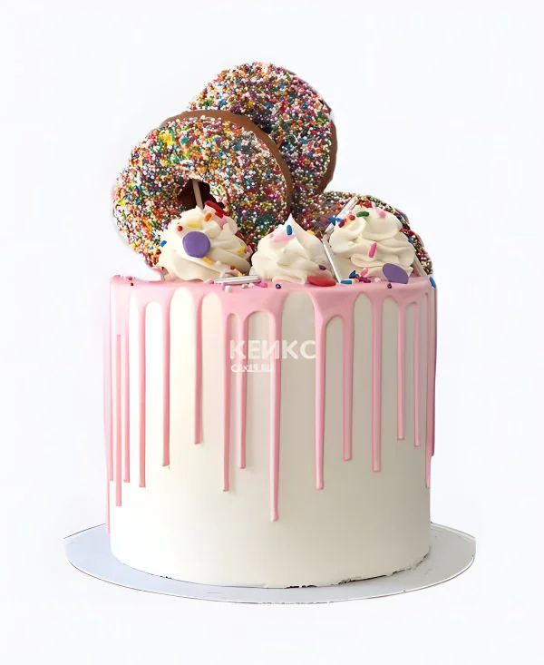 Белый торт с розовой глазурью и пончиками Фото