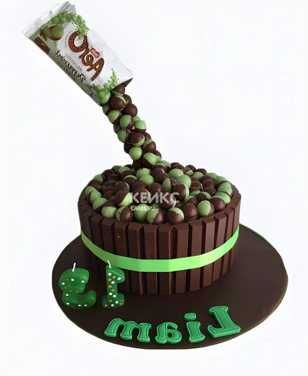 Шоколадно-зеленый торт со сладостями Фото
