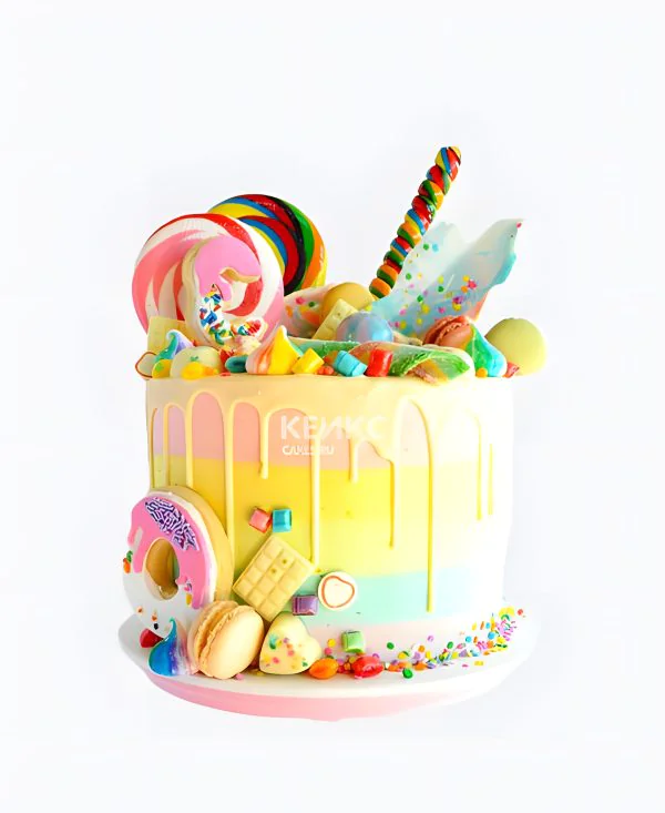 Яркий торт с разноцветными сладостями Фото