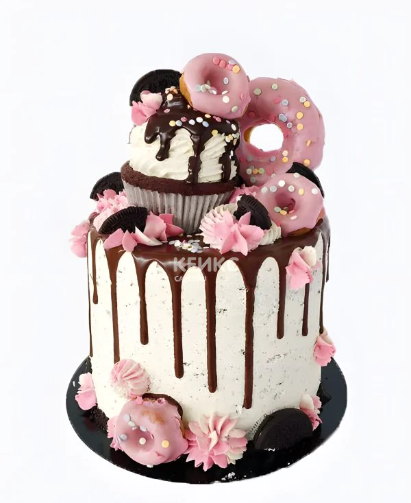 Белый торт с шоколадной глазурью и розовыми пончиками Фото