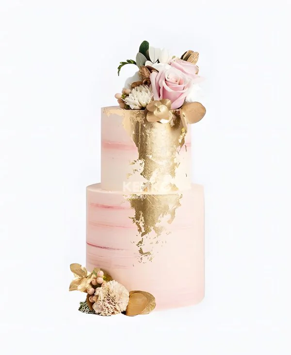 Торт на день рождения с кремом и цветами Фото