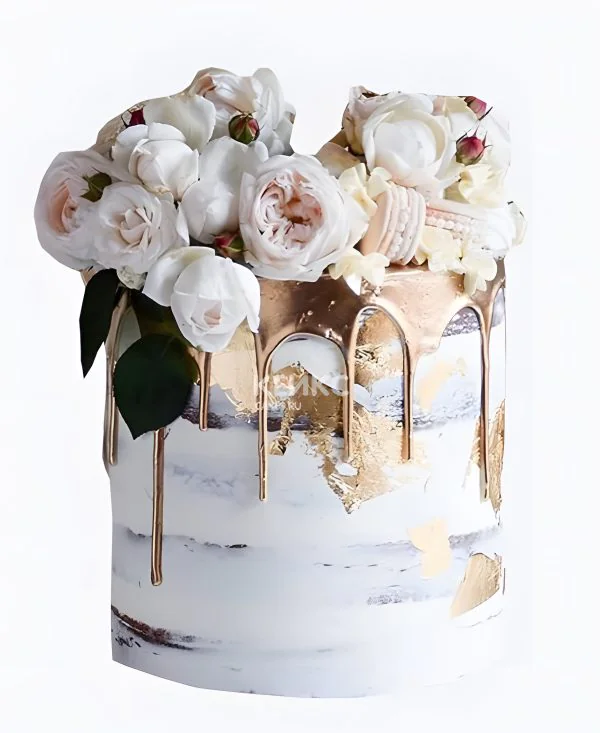 Свадебный торт с кремом, розами и золотой глазурью Фото