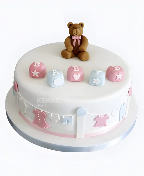 Торт белый с мишкой и кубиками Фото