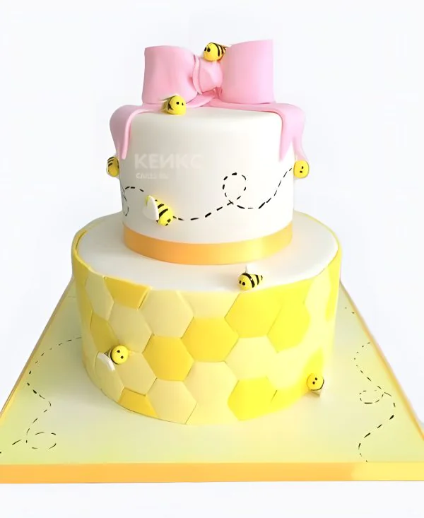 Желтый торт в виде сот с пчелами Фото