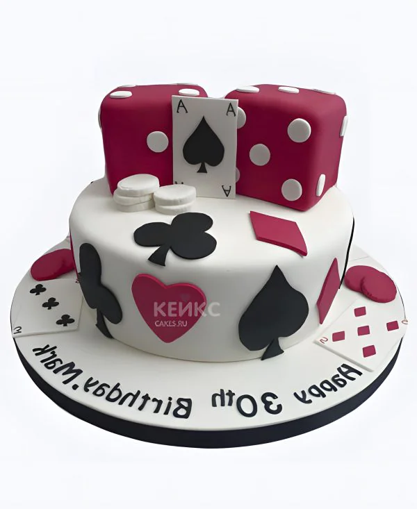 Белый торт с карточными мастями Белый торт с карточными мастями Фото