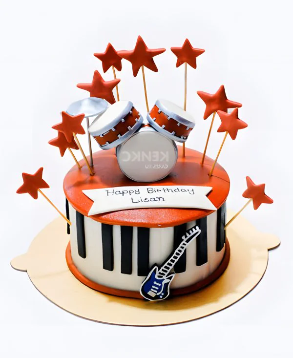 Полосатый торт с оранжевыми звездами и надписью Полосатый торт с оранжевыми звездами и надписью Фото