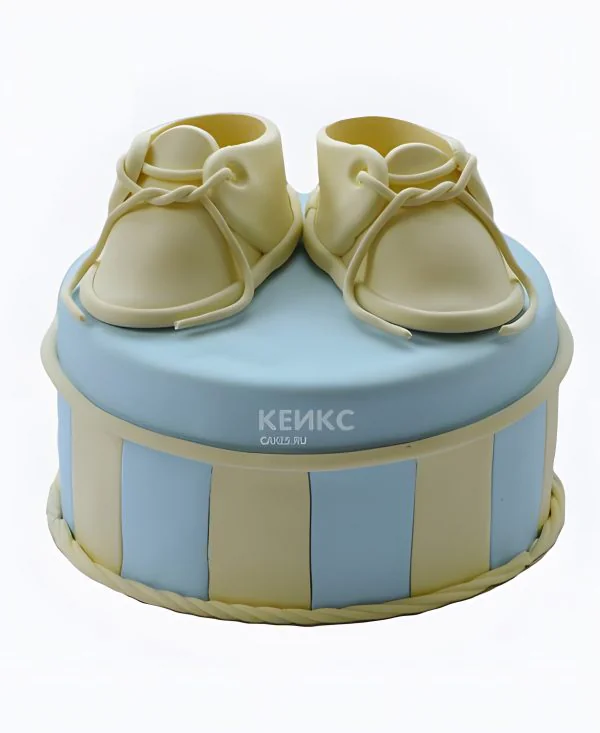 Полосатый торт с бежевыми башмаками Полосатый торт с бежевыми башмаками Фото