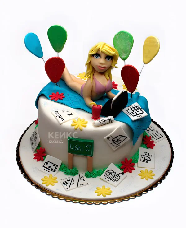 Яркий торт с девушкой на пляже Фото