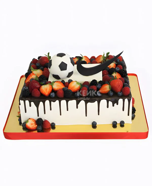 Прямоугольный торт с ягодами и футбольным мячом Прямоугольный торт с ягодами и футбольным мячом Фото