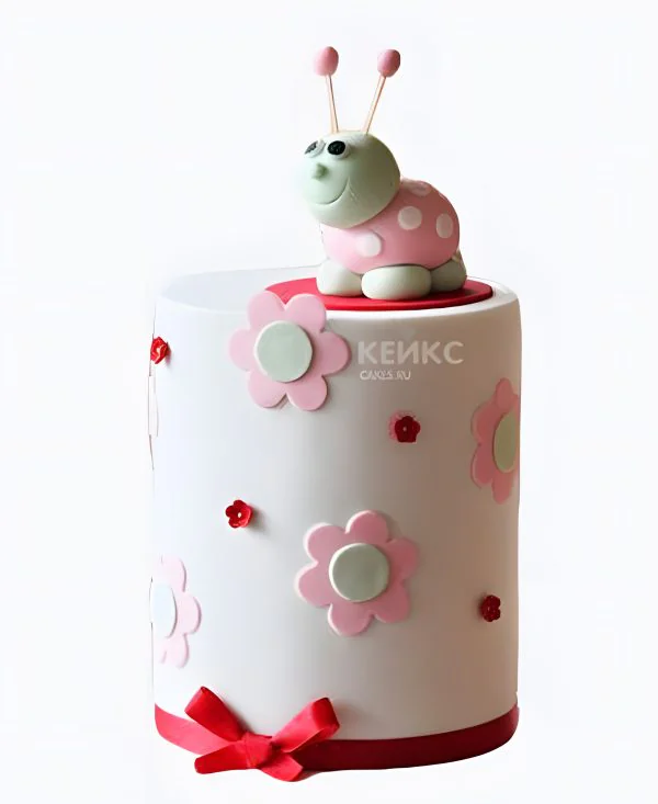 Белый торт с цветами и гусеницей Белый торт с цветами и гусеницей Фото