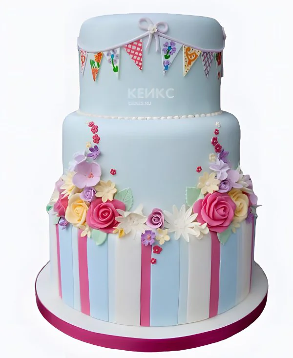 Оригинальный трехъярусный торт с гирляндой и цветами Оригинальный трехъярусный торт с гирляндой и цветами Фото